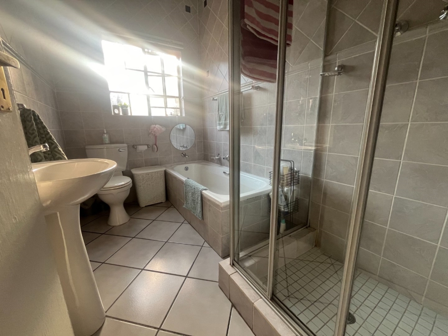 4 Bedroom Property for Sale in Safari Gardens North West